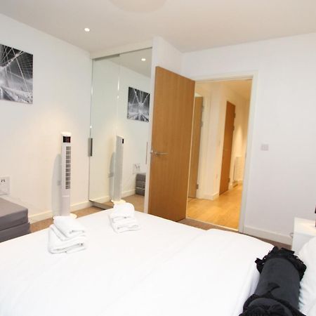 Spacious & Modern 1 Bedroom Close To Station In E16 London Exteriör bild