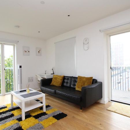 Spacious & Modern 1 Bedroom Close To Station In E16 London Exteriör bild